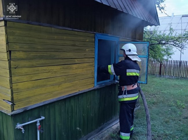 Біля озера Світязь від удару блискавки загорівся будинок