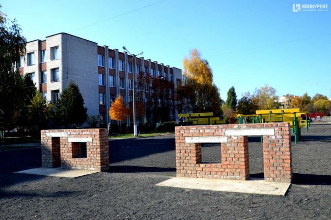 У луцькій школі відкрили військово-спортивну смугу перешкод. ФОТО