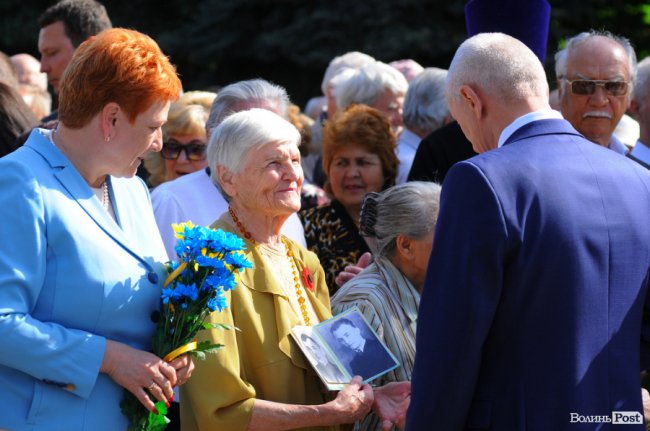 З маками і трояндами: у Луцьку відзначили річницю перемоги над нацизмом. ФОТО