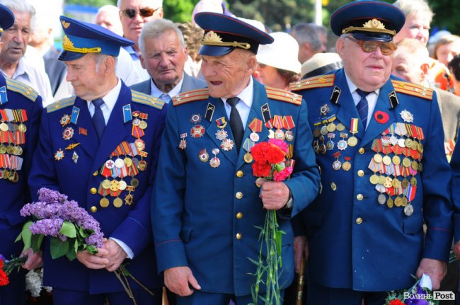 З маками і трояндами: у Луцьку відзначили річницю перемоги над нацизмом. ФОТО