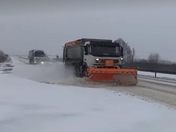 На Волині чистять дороги: ускладнень руху нема