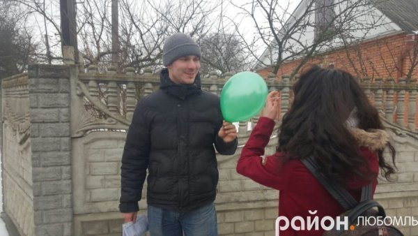 Любомль: школярі дарували посмішки і хороший настрій