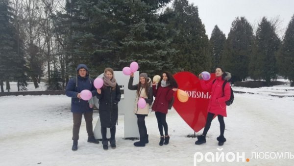 Любомль: школярі дарували посмішки і хороший настрій