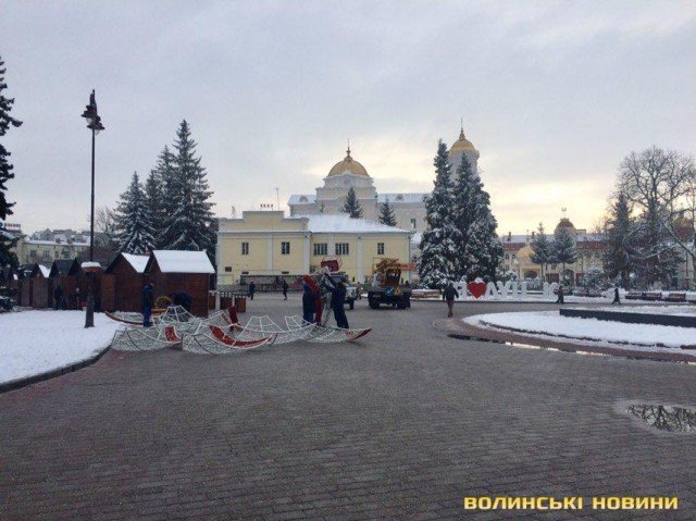 У центрі Луцька встановлюють величезну святкову кулю. ФОТО
