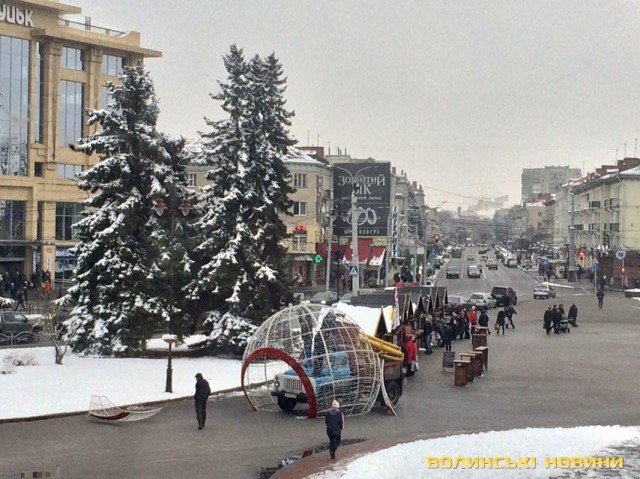 У центрі Луцька встановлюють величезну святкову кулю. ФОТО