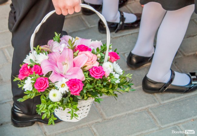 Квіти, вітання та усміхнені першачки: у луцькій школі №9 пролунав перший дзвоник. ФОТО