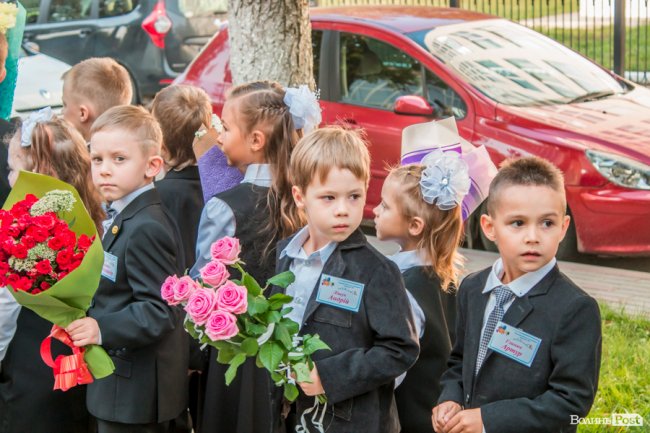 Квіти, вітання та усміхнені першачки: у луцькій школі №9 пролунав перший дзвоник. ФОТО