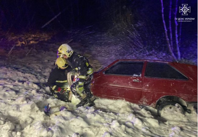 На Волині автівка з 2 людьми злетіла в кювет і перевернулася. ФОТО