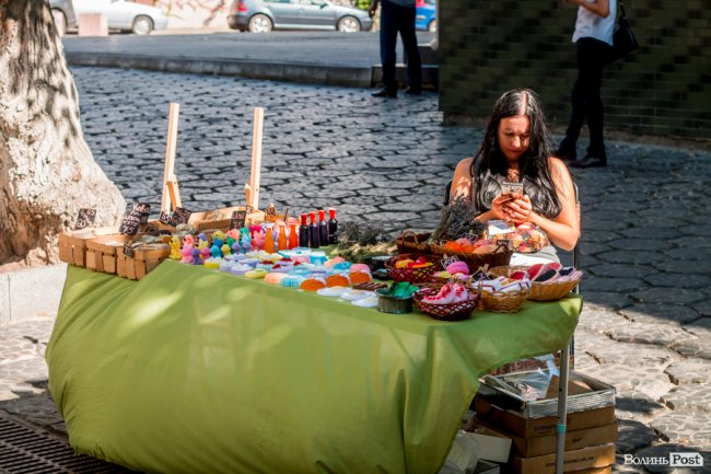 Синьо-жовтий Луцьк: як місто чепуриться до святкувань. ФОТО