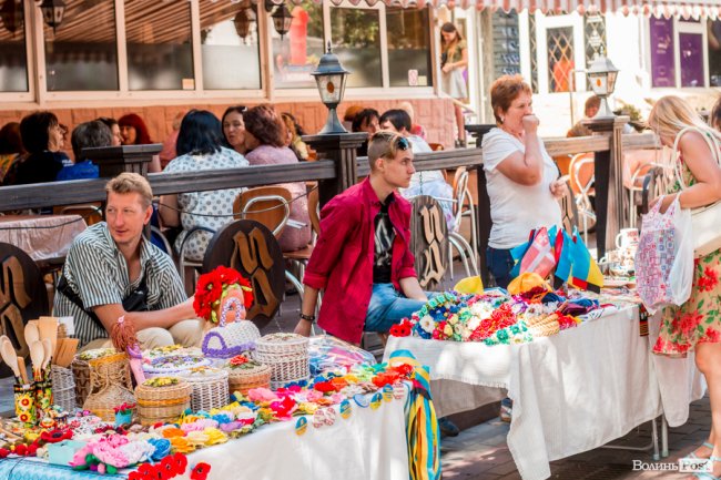 Синьо-жовтий Луцьк: як місто чепуриться до святкувань. ФОТО
