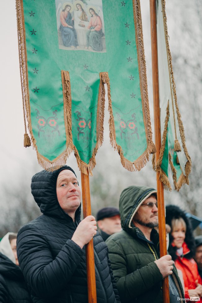 Водохреще у Луцьку: освячення води в річці Стир та занурення лучан. ФОТОРЕПОРТАЖ