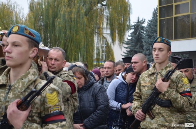 «Він захищав не лише свою сім‘ю»: у Луцьку попрощалися з Героєм. ФОТОРЕПОРТАЖ