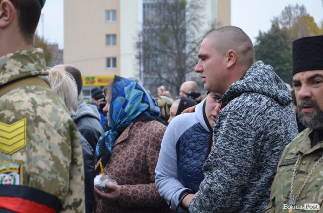 «Він захищав не лише свою сім‘ю»: у Луцьку попрощалися з Героєм. ФОТОРЕПОРТАЖ