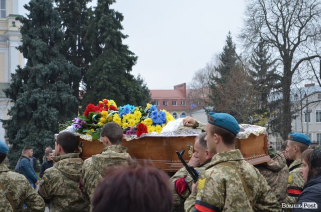 «Він захищав не лише свою сім‘ю»: у Луцьку попрощалися з Героєм. ФОТОРЕПОРТАЖ