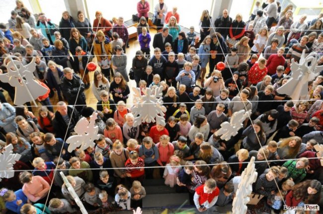 Листівки від янголят та одруження «військової» пари. Добрі новини Волині