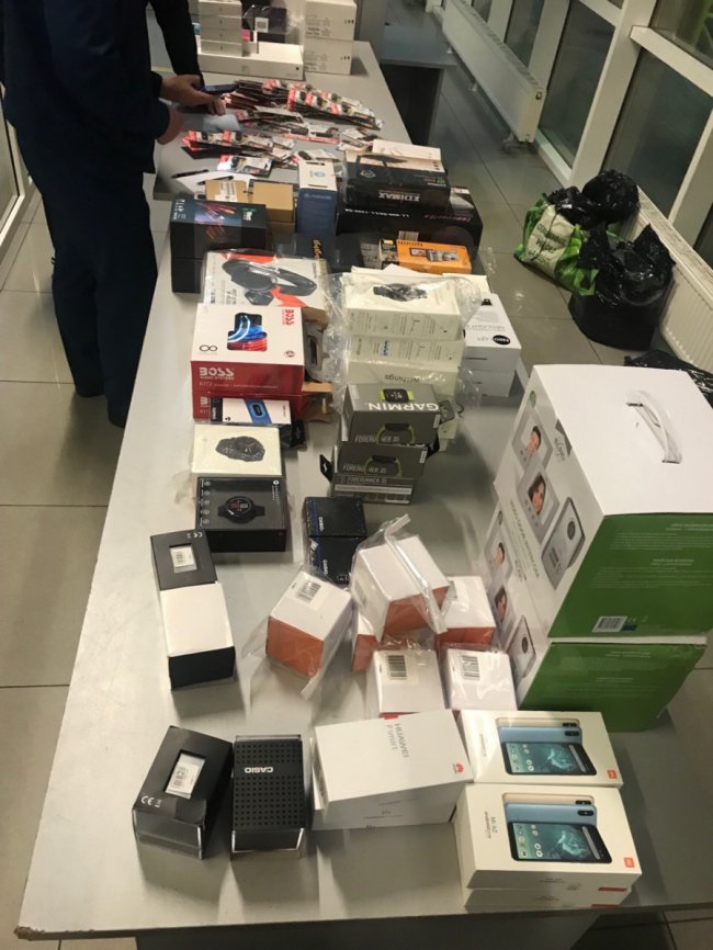 Смарт-годинники, планшети і квадрокоптери: на «Ягодині» з автобуса вилучили ґаджетів на півмільйона