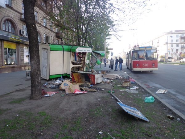 У Запоріжжі Toyota знесла кіоск і зупинку. ФОТО