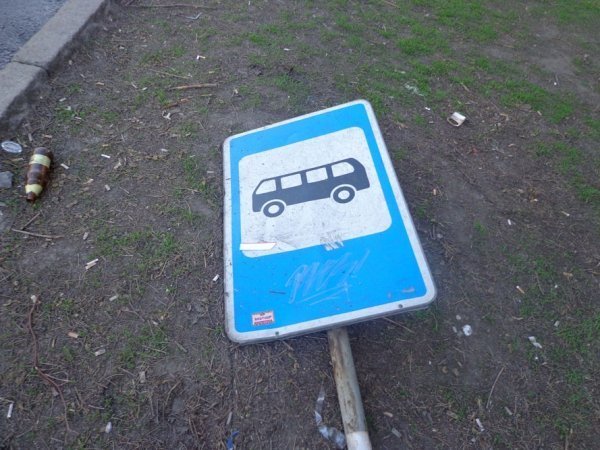 У Запоріжжі Toyota знесла кіоск і зупинку. ФОТО