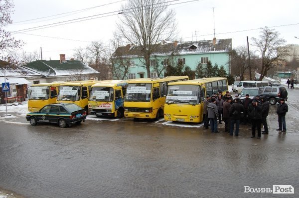 Водії під мерією обурені тим, що їх не помітили