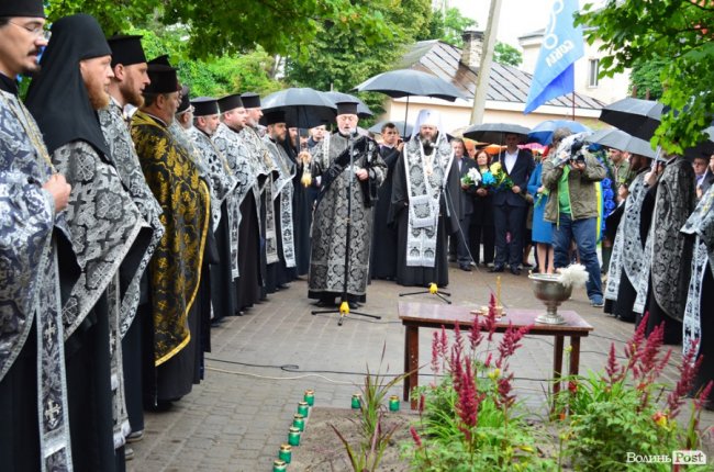 Прапори, пластуни і парасольки: як у Луцьку вшановували пам'ять розстріляних в'язнів. ФОТО