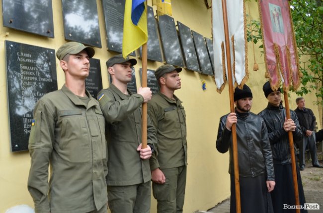 Прапори, пластуни і парасольки: як у Луцьку вшановували пам'ять розстріляних в'язнів. ФОТО