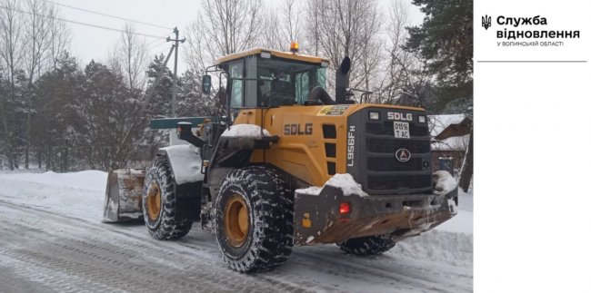 Через снігопади дорожня техніка на Волині працює в цілодобовому режимі