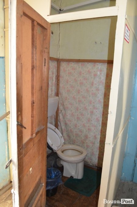 Історія без терміну давності: за мешканців аварійного будинку «взялися» у Луцькраді. ФОТО