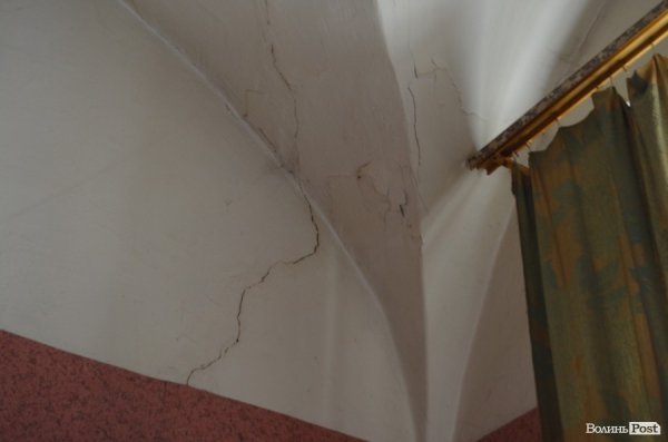 Історія без терміну давності: за мешканців аварійного будинку «взялися» у Луцькраді. ФОТО