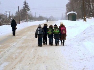 Кілометри через поле: на Волині селяни змушені щодня ходити пішки до міста