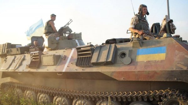 Стрілянина, вибухи, дим. Фото з передової