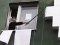 Протест проти утепення: у Луцьку жінка виливає помиї на робочих і збиває пінопласт. ВІДЕО