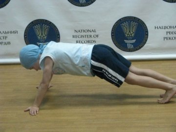 Український школяр установив національний рекорд із віджимань. ВІДЕО