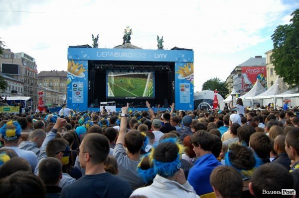 Як у Львові вболівали за Україну в матчі з Францією. ФОТО