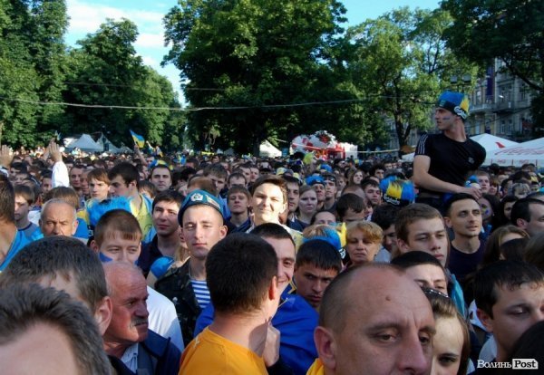 Як у Львові вболівали за Україну в матчі з Францією. ФОТО