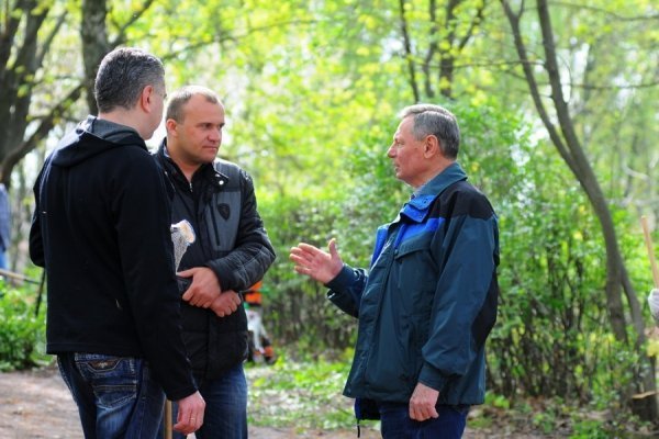 На прибирання парку прийшов міський голова Микола Романюк