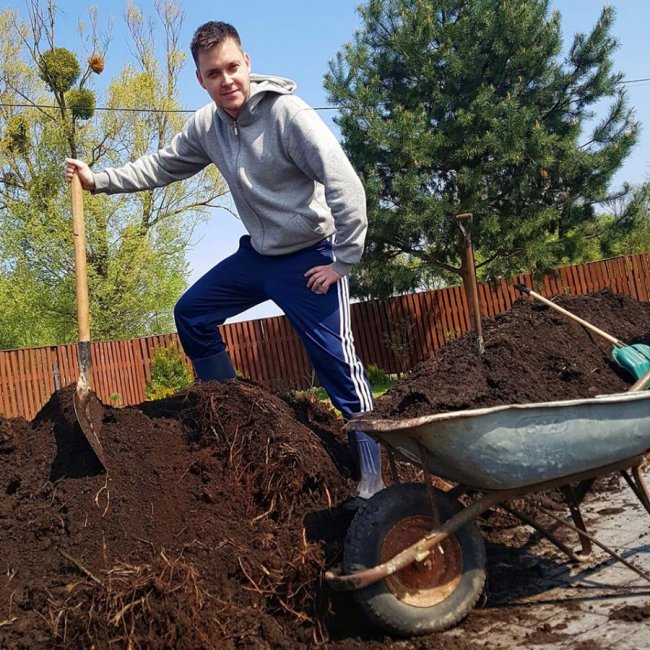 Відомий співак похвалився, як садить дерева на Волині