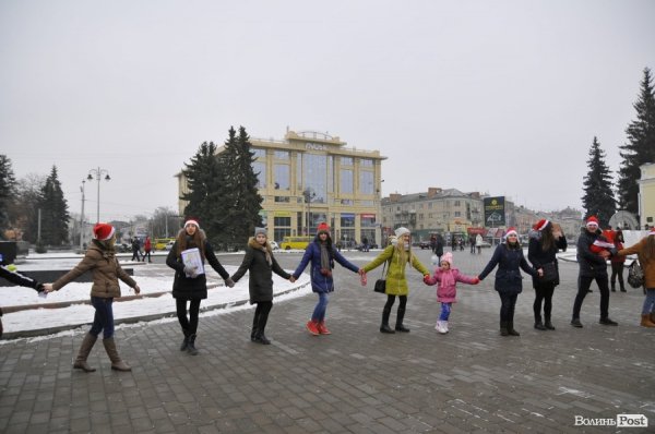 Луцьком пройшов парад помічників Святого Миколая