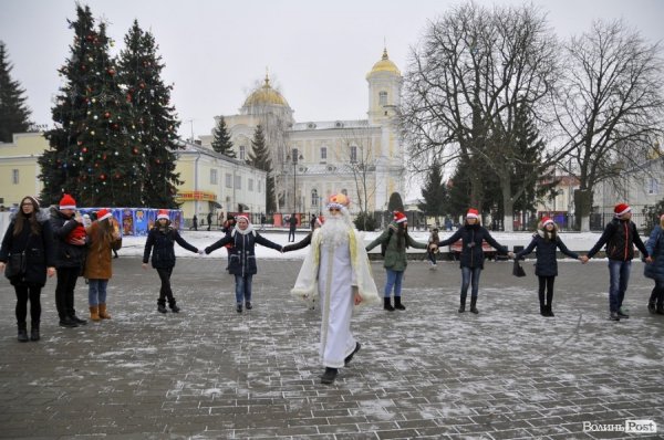 Луцьком пройшов парад помічників Святого Миколая