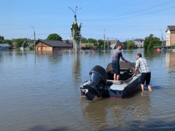 Ночували на даху: як відбувається евакуація із затопленого Херсона