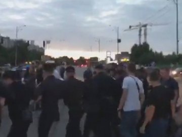 У Києві активісти перекрили дорогу і пошарпалися з поліцією