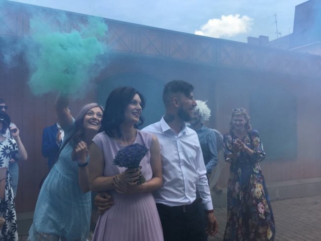 Щасливі і закохані: у Луцьку побралися відомі волонтери. ФОТО