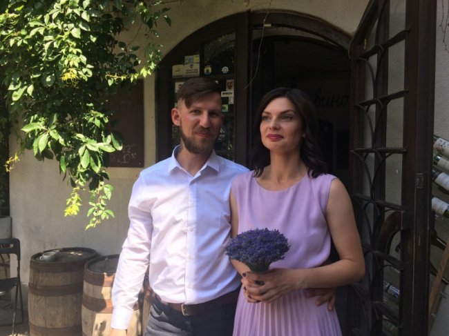 Щасливі і закохані: у Луцьку побралися відомі волонтери. ФОТО