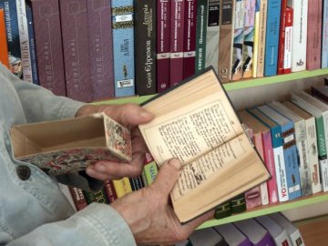 Лучанка показала колекцію мініатюрних книг, яку збирала 15 років