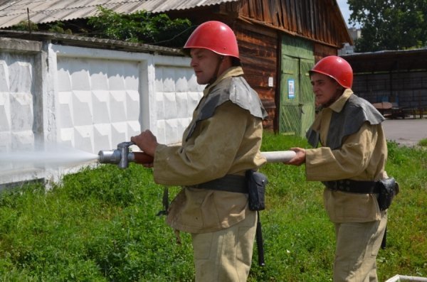 На Волині рятувальники вчилися гасити пожежу на хлібзаводі. ФОТО