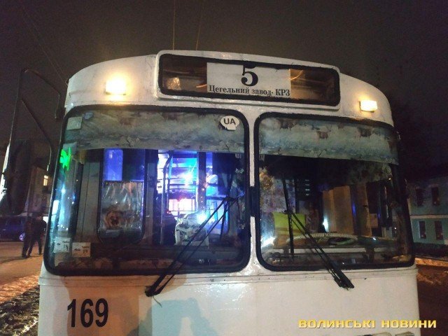 Не поділили дорогу: у Луцьку зіткнулись тролейбус та легковик. ФОТО