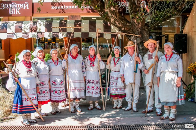Народні розваги і море людей: в центрі Луцька «гуляє» етнофестиваль. ФОТО 