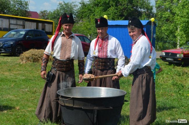 Новий майданчик і перше велике гуляння: в Оздові біля Луцька відсвяткували День села. ФОТО