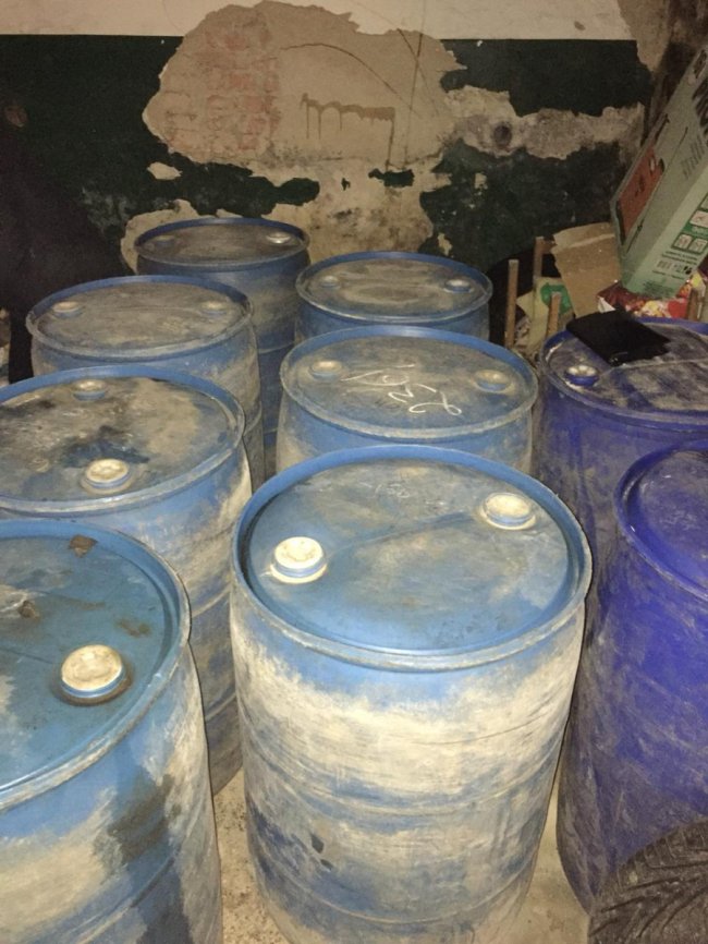 У лучанина в гаражі знайшли понад тонну сурогатного алкоголю. ФОТО