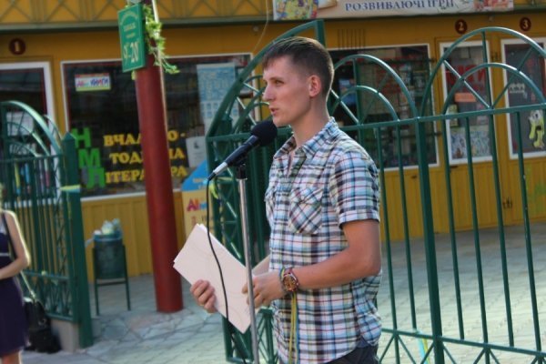 Луцькі поети вийшли на площу з власною «зброєю». ФОТО