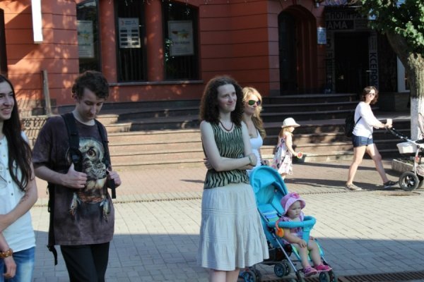 Луцькі поети вийшли на площу з власною «зброєю». ФОТО